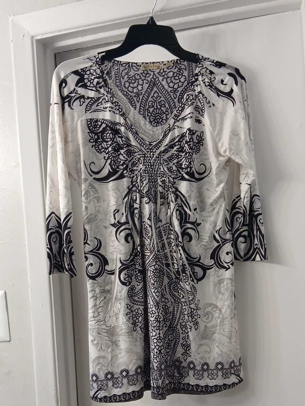 Cream & Black Ornate V-Neck Long Sleeve Top